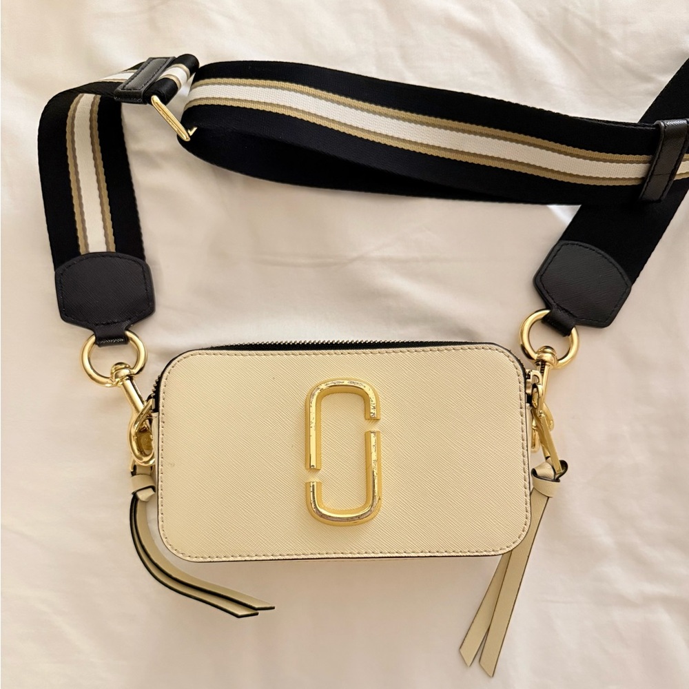 Marc Jacobs Cream Crossbody Bag with Gold Accents - Picture 3 of 5